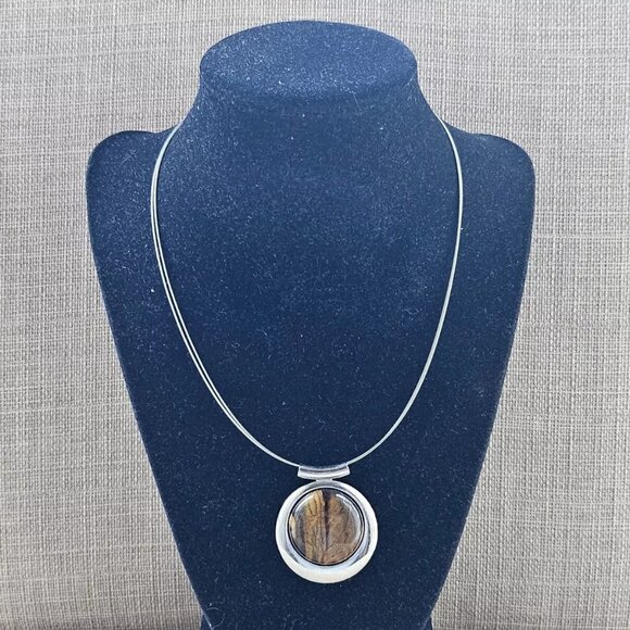 Jewelry - Vintage Necklace Silver Tone Wired Round Pendant Fashion Necklace Jewelry